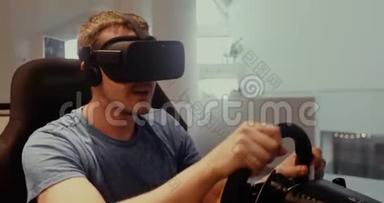 计算机模拟。 男子虚拟现实眼镜赛车方向盘